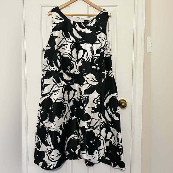 Beautiful plus size dress. Slimming, flirty. - Picture 1 of 6